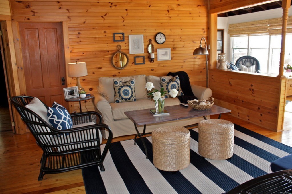 Черно-белый коврик в маленькой комнате деревянного дома