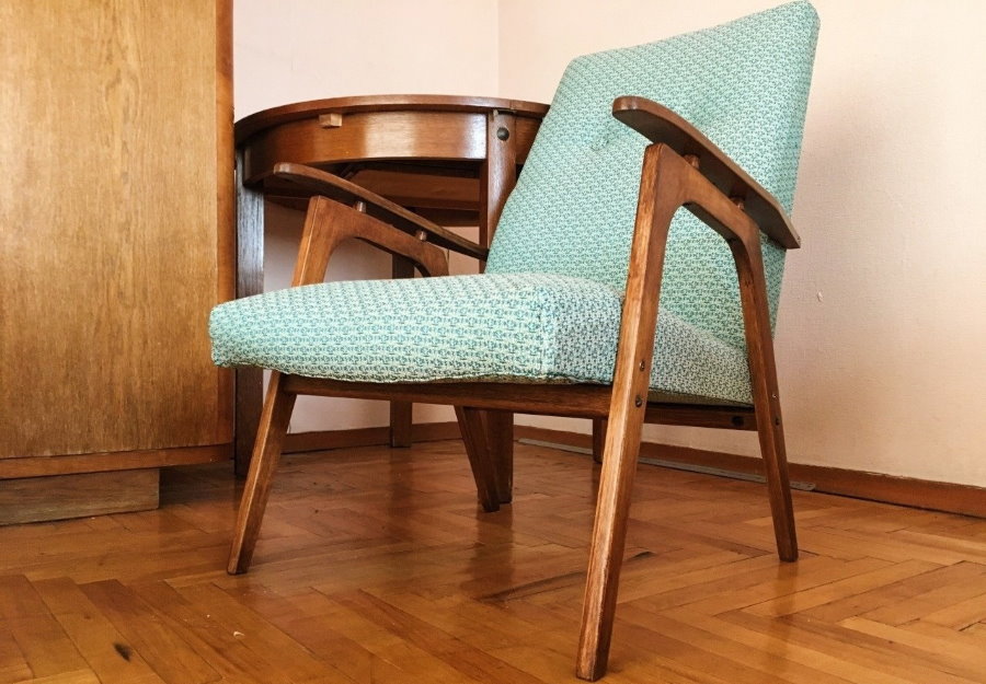 Полумягкое кресло с деревянными подлокотниками
