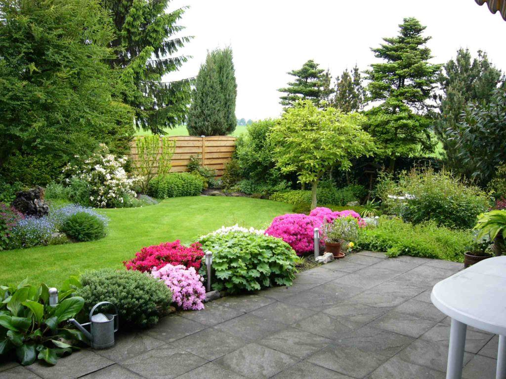 Как украсить двор частного дома цветами в горшках фото