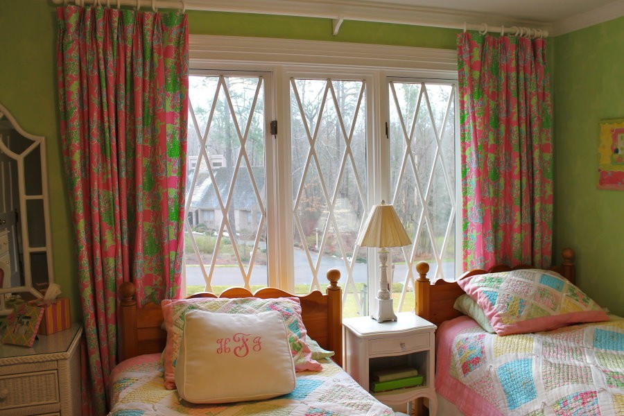 Пестрые шторы в маленькой спальне для двоих детей