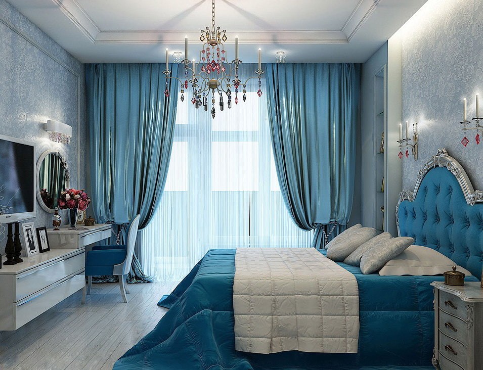 Синее одеяло на кровати в спальне