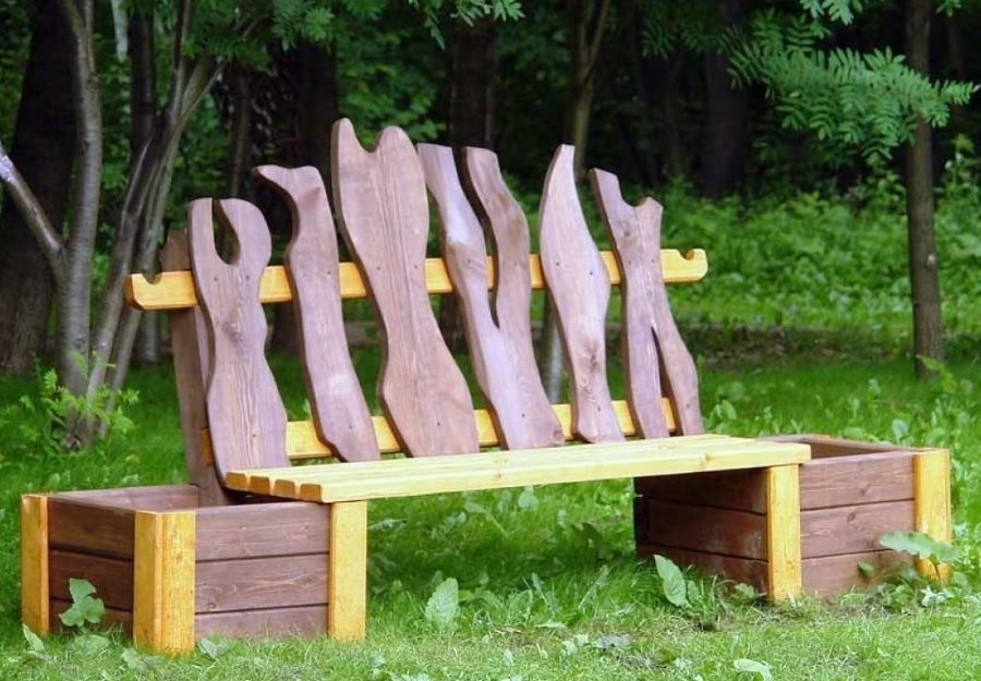 Деревянная скамейка с вазонами для цветущих растений