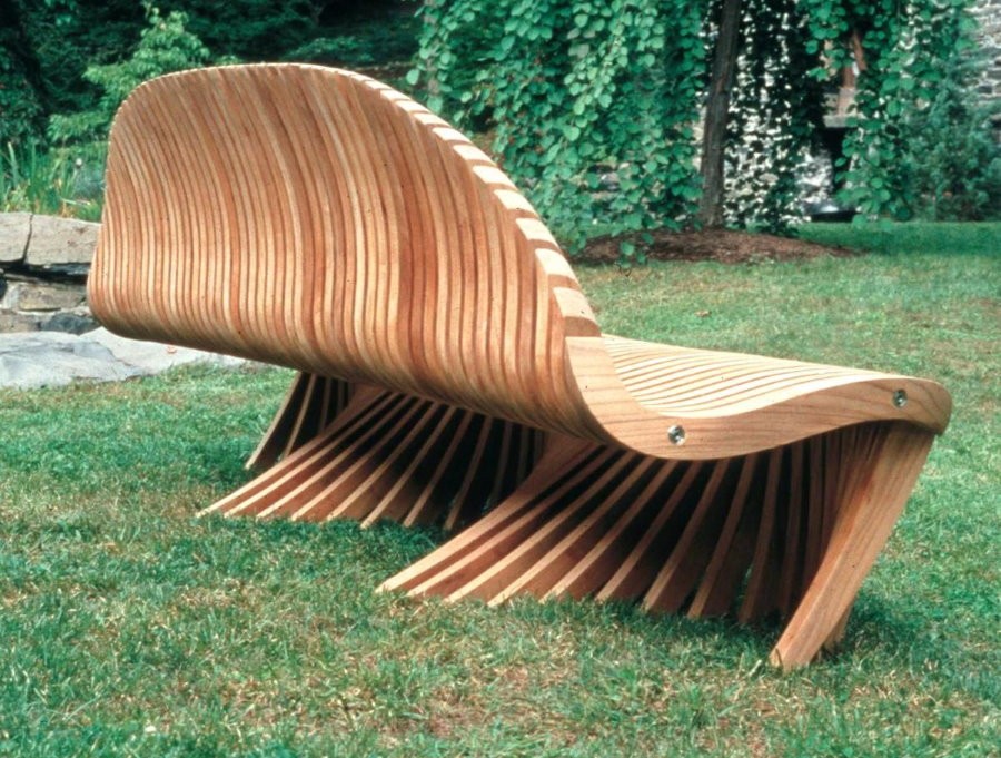 Стильная скамейка из деревянных деталей