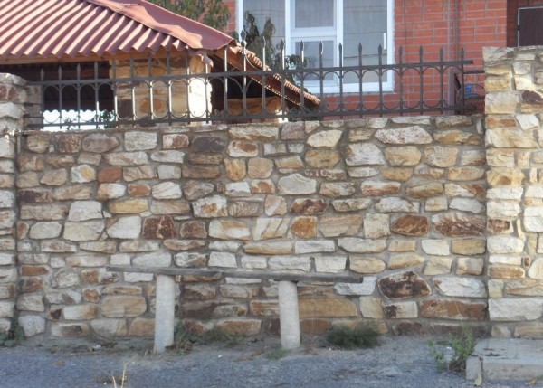 Забор из дикого камня фото