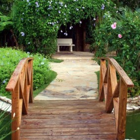 Садовый мостик с деревянными перилами