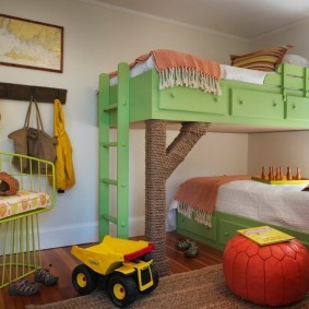 Угловая кровать в два этажа в спальне детей
