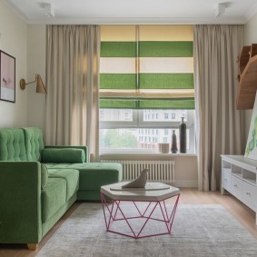 Зеленый диван в компактной гостиной