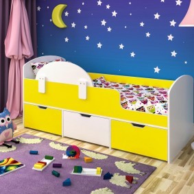 Детская кровать с желтыми фасадами