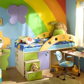 Обои с радугой на стене в детской спальне