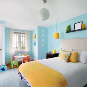 Интерьер детской комнаты с голубыми стенами