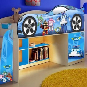 Детская кровать в виде автомобиля