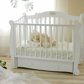 Безопасная кроватка для маленького ребенка