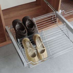 Выдвижная корзина для хранения обуви в шкафу-купе