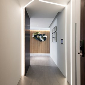 Линейные светильники в интерьере коридора