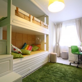 Двухъярусная кровать в детской зоне квартиры