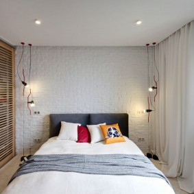 Лампочки на шнурах в спальне с белыми стенами