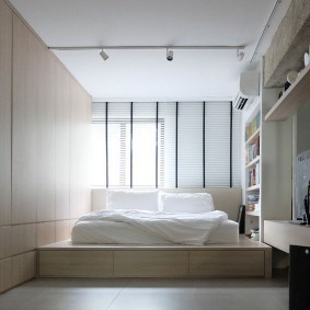 Современный интерьер комнаты с кроватью-подиумом