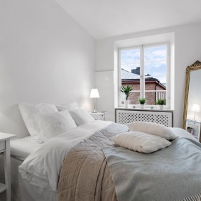 Белая спальня в трехкомнатной квартире