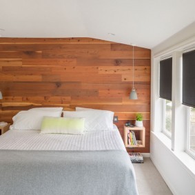 Деревянные панели на стене спальни