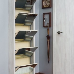 Высокий шкафчик для обуви с зеркальными дверцами