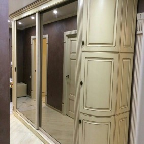 Зеркальный шкаф-купе в узком коридоре