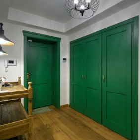 Темно-зеленые двери на встроенной мебели