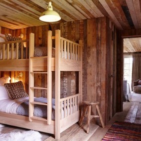 Двухъярусная кровать в деревенском стиле