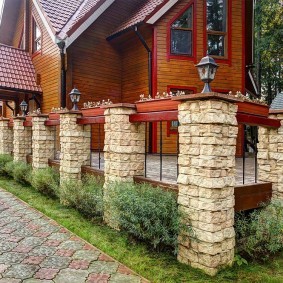 Декоративное ограждение с каменными столбами