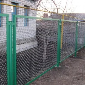 Садовый забор из оцинкованной сетки рабицы