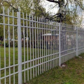 Простой забор из металлических прутьев