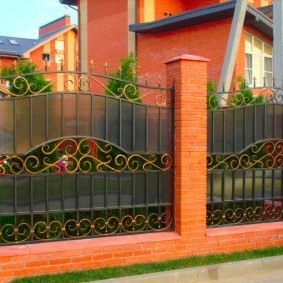 Вставки из поликарбоната на металлических секциях забора