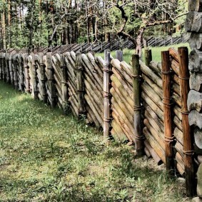 Деревянный забор из бревен под старину