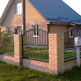 Комбинированный забор на участке с кирпичным домом
