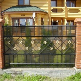 Металлический забор в комбинации с поликарбонатом