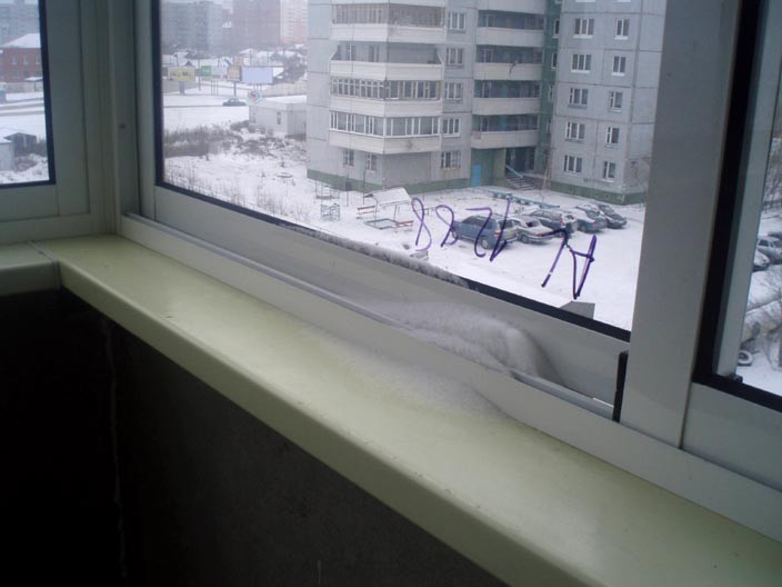 Задувание снега сквозь направляющие раздвижного окна на балконе