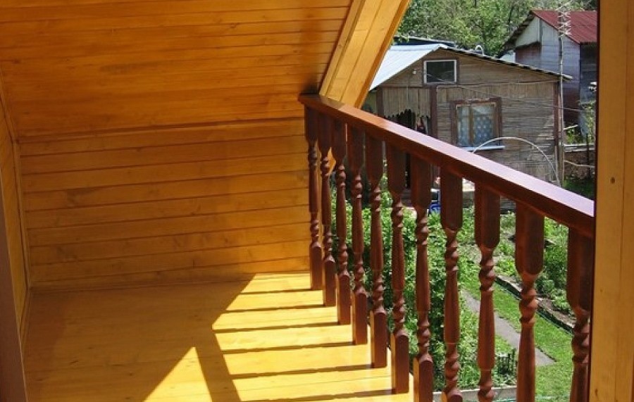 Небольшой балкон с перилами из дерева