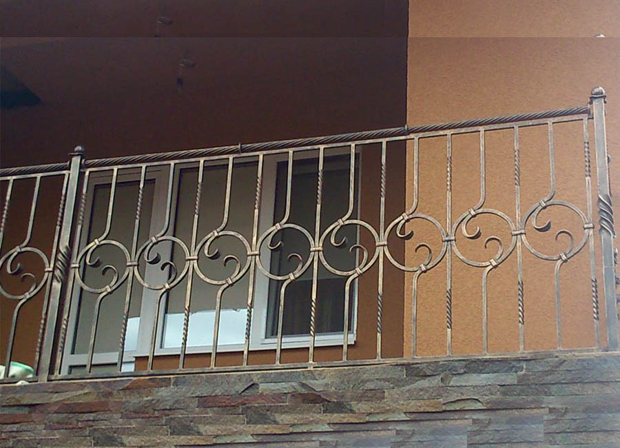 Перила ручной ковки на балконе в мансарде
