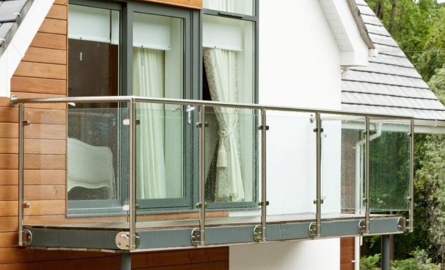Стеклянные перила на подвесном балконе в мансарде