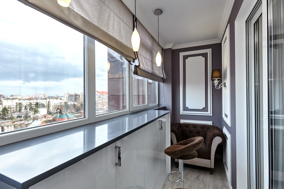Барная стойка в интерьере балкона в неоклассическом стиле