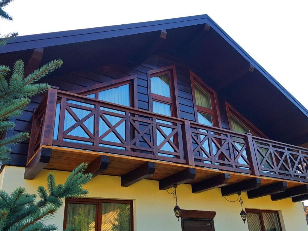 Деревянный балкон в доме с мансардой
