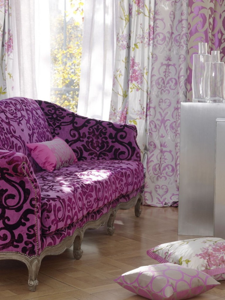 Подбор штор для гостиной с фиолетовым диваном