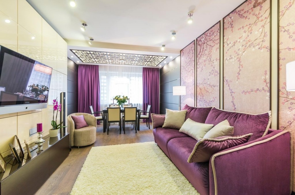 Фиолетовый шторы в гостиной с бежевыми обоями