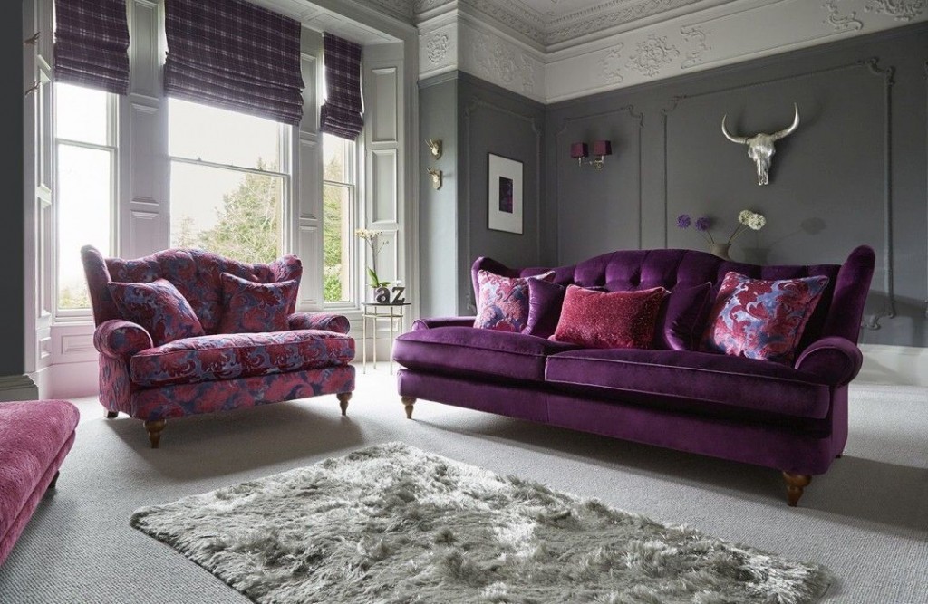 Серая отделка стен в зале с фиолетовым диваном