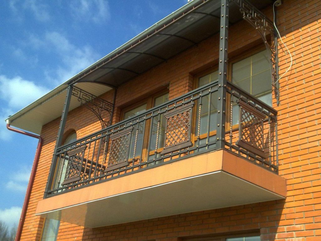Балкон в частном доме: варианты пристройки, открытый и другие виды в .