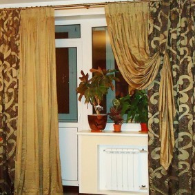 Плотные шторы на окне гостиной комнаты