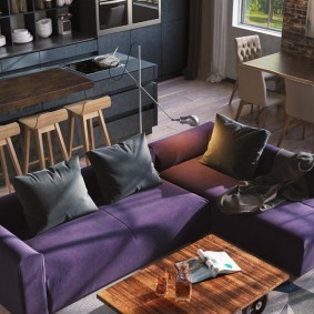Угловой диван с фиолетовой обивкой