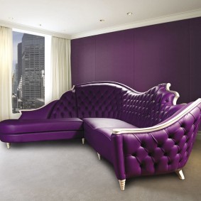 Роскошный диван с обивкой фиолетового оттенка
