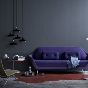Красивый диван на фоне серой стены