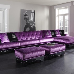 фиолетовый диван с глянцевой обивкой