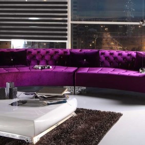 Дугообразный диван с дорогой обивкой